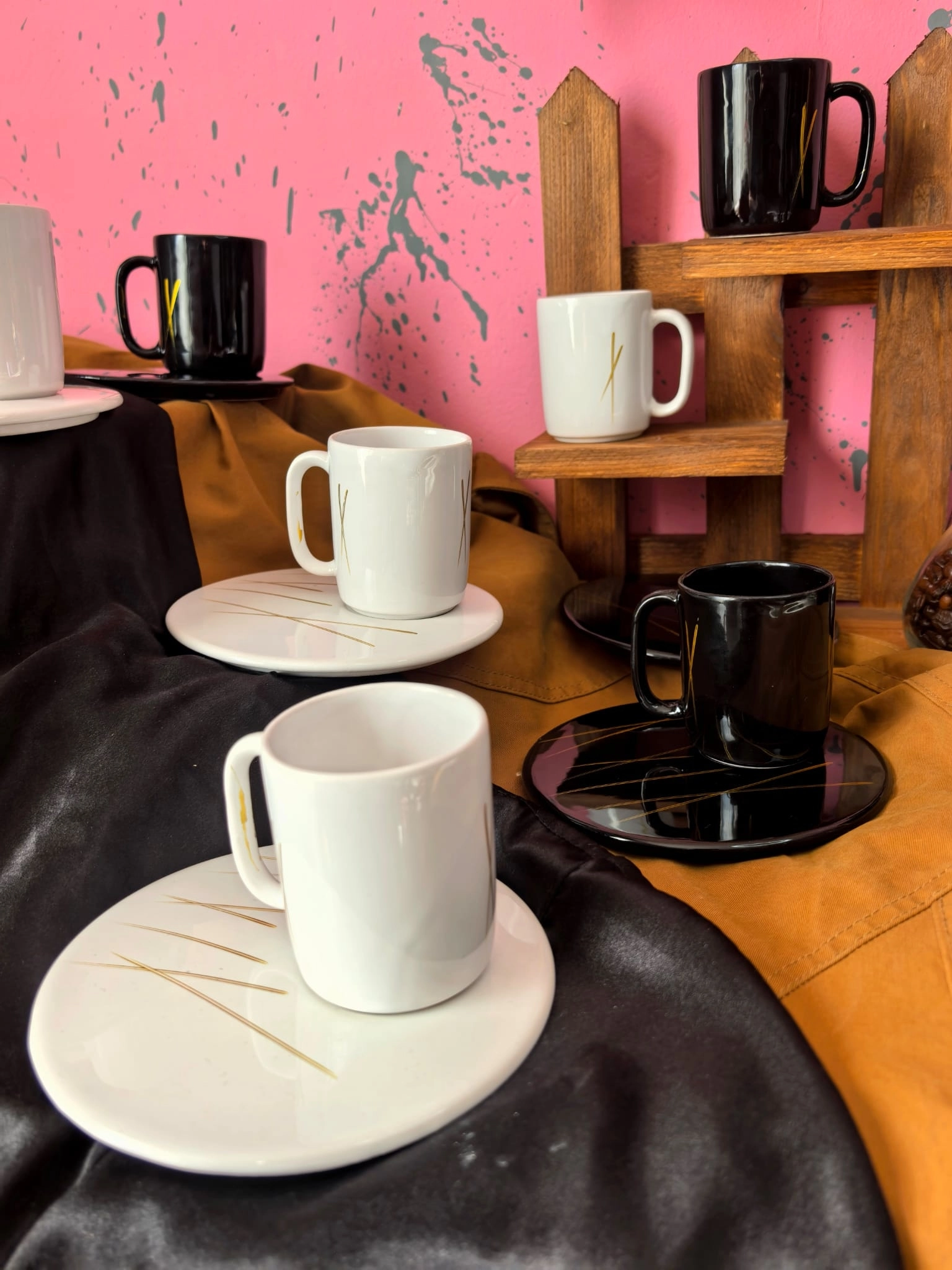 ArsimHome Yuvarlak Sunum Tabaklı 6 Kişilik 12 Parça 3 Siyah 3 Beyaz Fincan Takımı