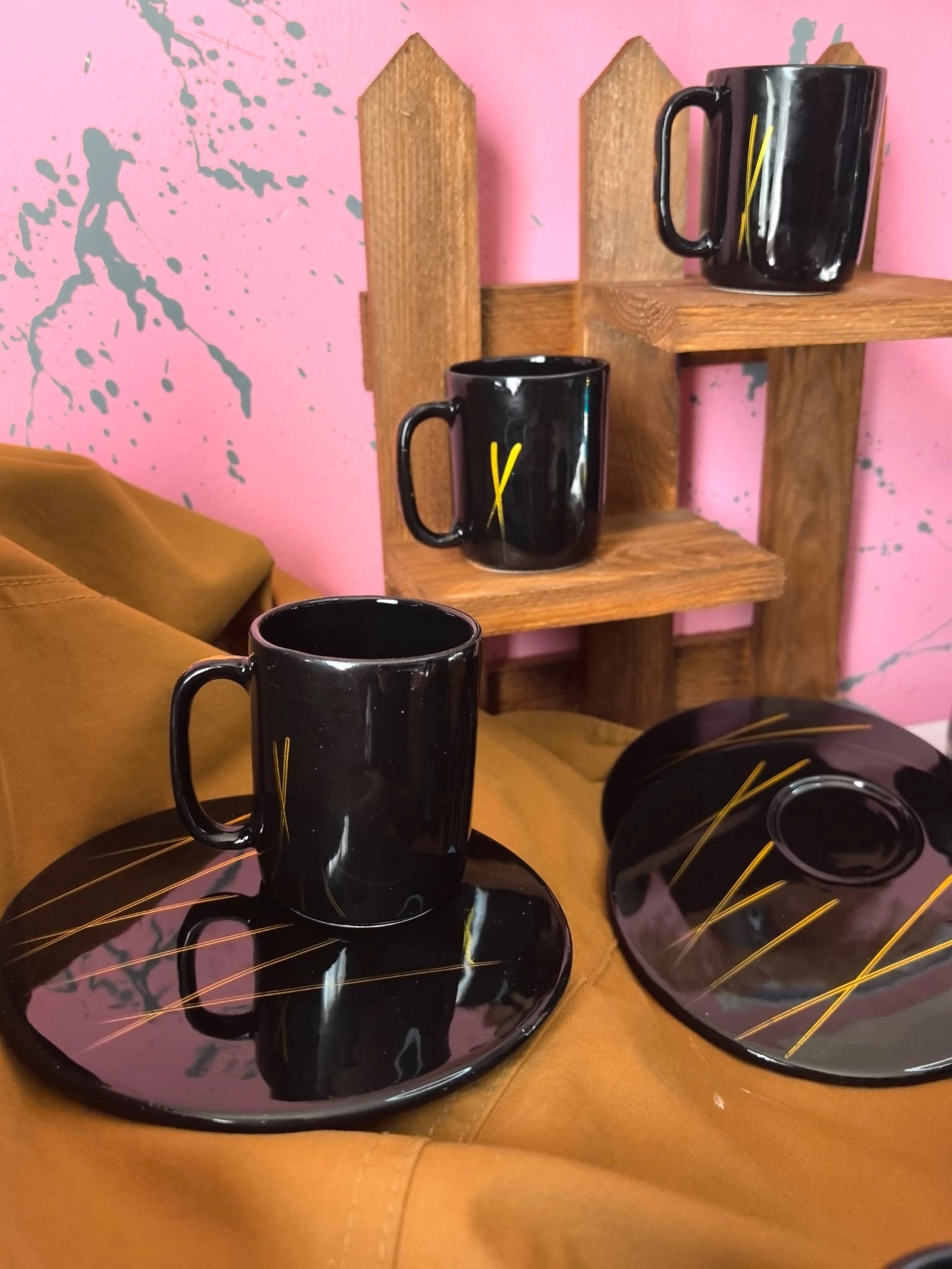 ArsimHome Yuvarlak Sunum Tabaklı 6 Kişilik 12 Parça Siyah Fincan Takımı