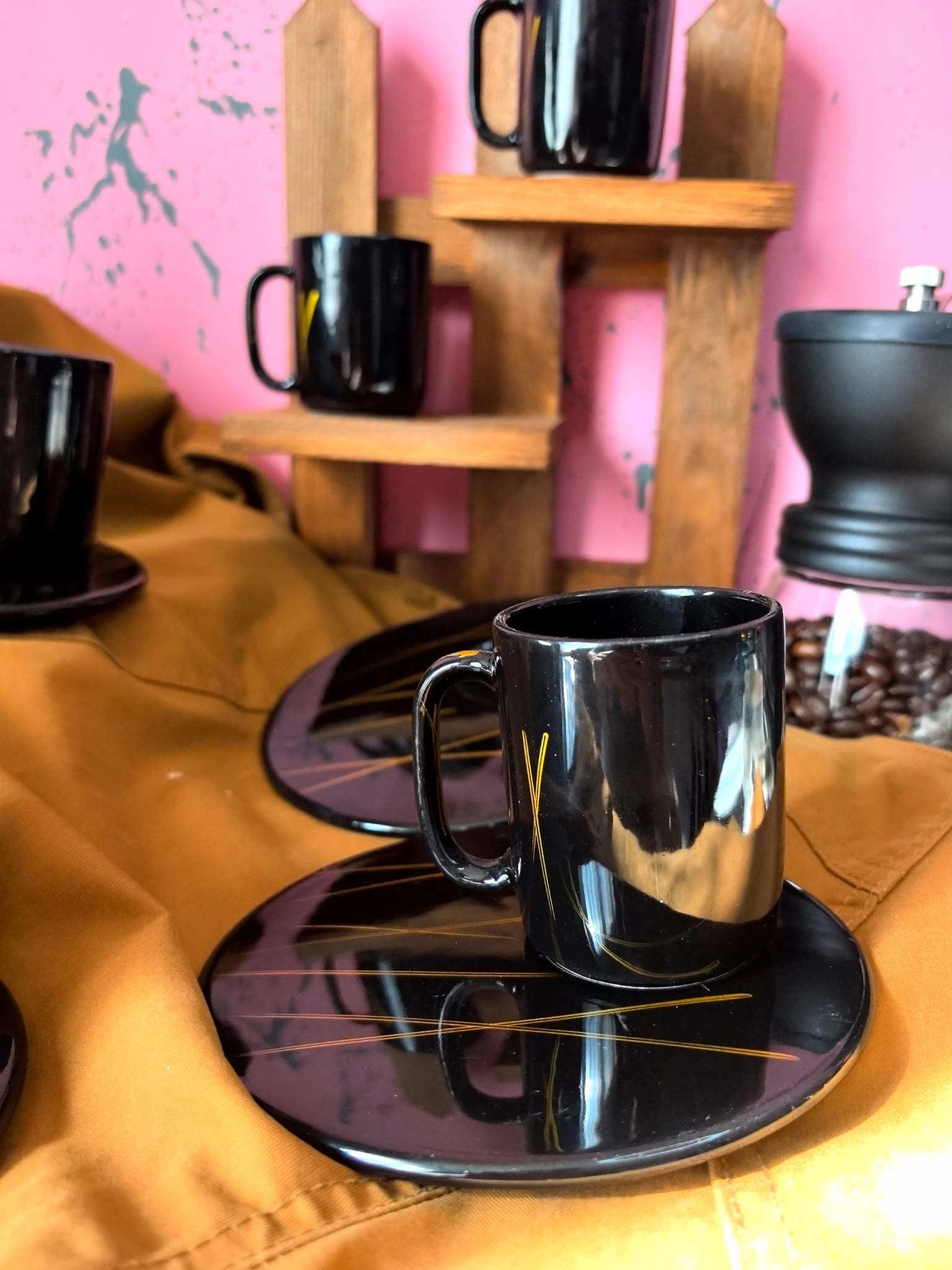 ArsimHome Yuvarlak Sunum Tabaklı 6 Kişilik 12 Parça Siyah Fincan Takımı