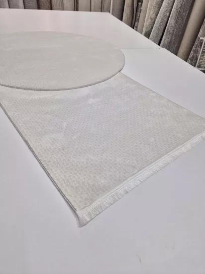 Krem Kare Desenli Kadife Halı