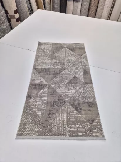 Kahve Çizgi Desenli Kadife Halı