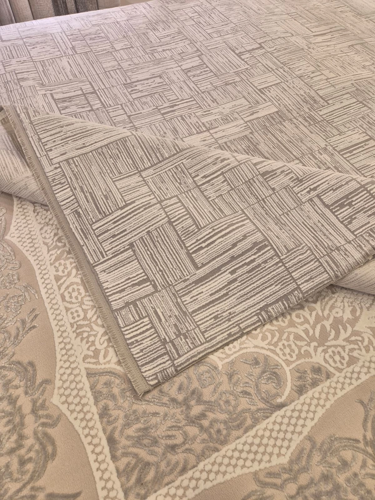 200 x 290 6m2 -Gri Kare Çizgi Desenli Makine Halısı